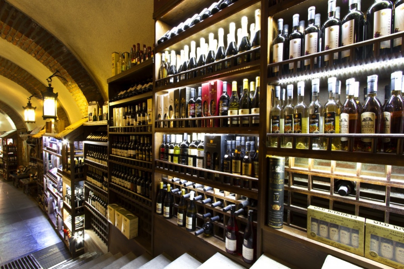 vente-ST ETIENNE DE TINEE-min_world_street_travel_shop_canon_georgia_wine_bottles-429767